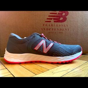 NWT never worn New Balance WOMENS sneakers running